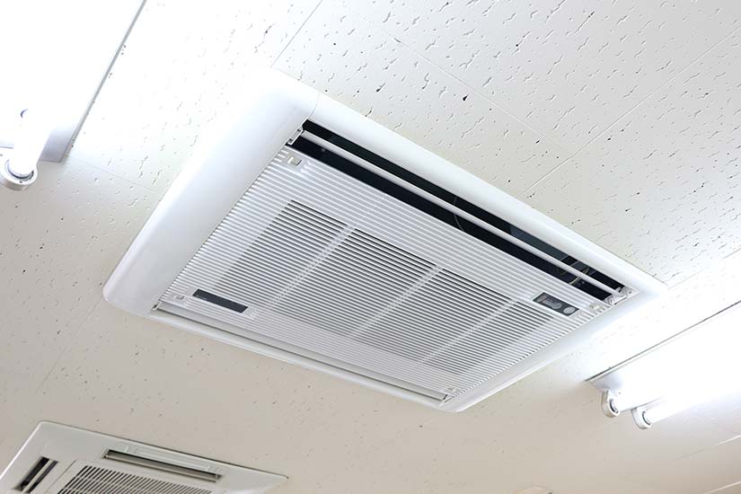 診察室と待合室には天井に空気清浄機を設置